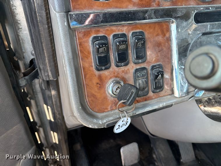 image for item EM0508 2007 Peterbilt 386 semi truck