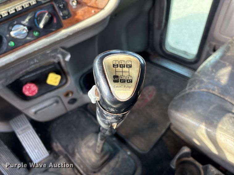 image for item EM0508 2007 Peterbilt 386 semi truck