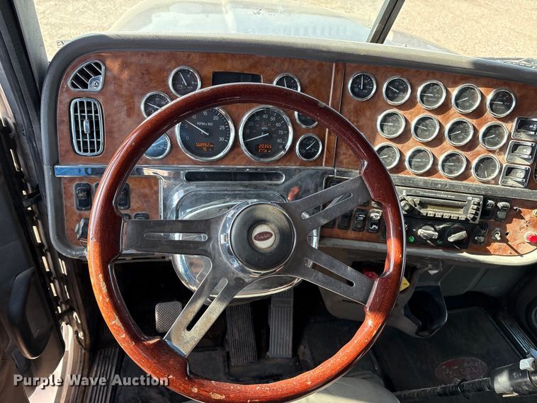 image for item EM0508 2007 Peterbilt 386 semi truck