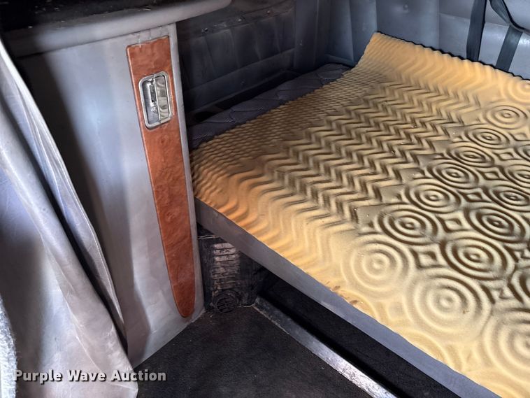 image for item EM0508 2007 Peterbilt 386 semi truck