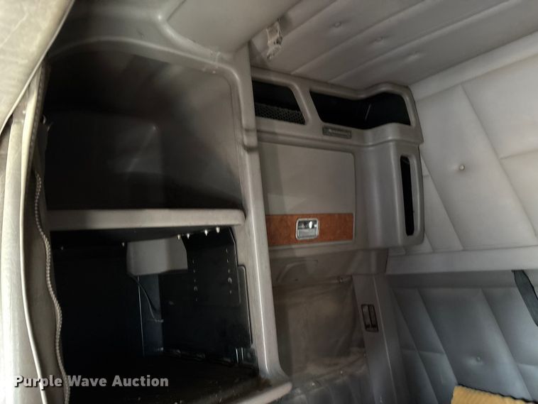 image for item EM0508 2007 Peterbilt 386 semi truck