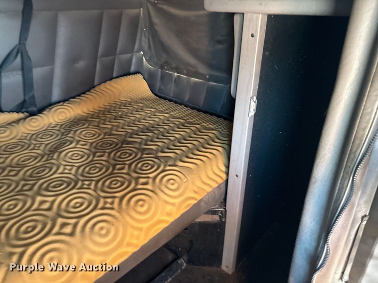 image for item EM0508 2007 Peterbilt 386 semi truck