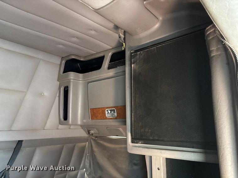 image for item EM0508 2007 Peterbilt 386 semi truck