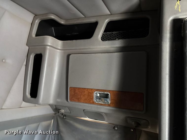 image for item EM0508 2007 Peterbilt 386 semi truck