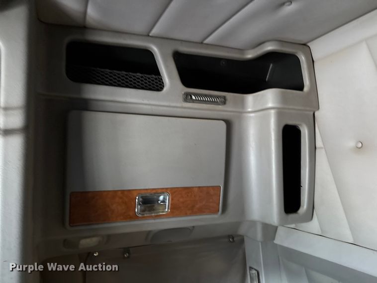 image for item EM0508 2007 Peterbilt 386 semi truck