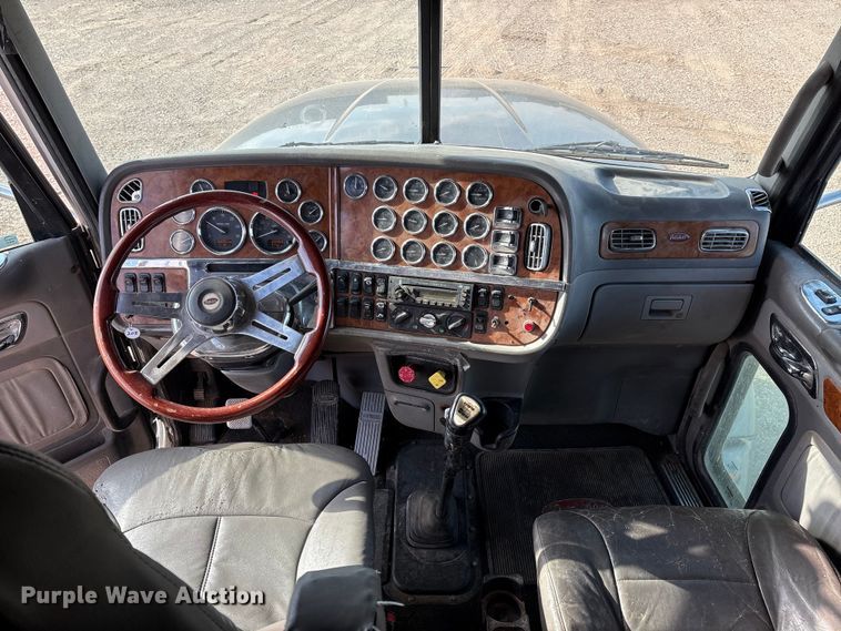 image for item EM0508 2007 Peterbilt 386 semi truck