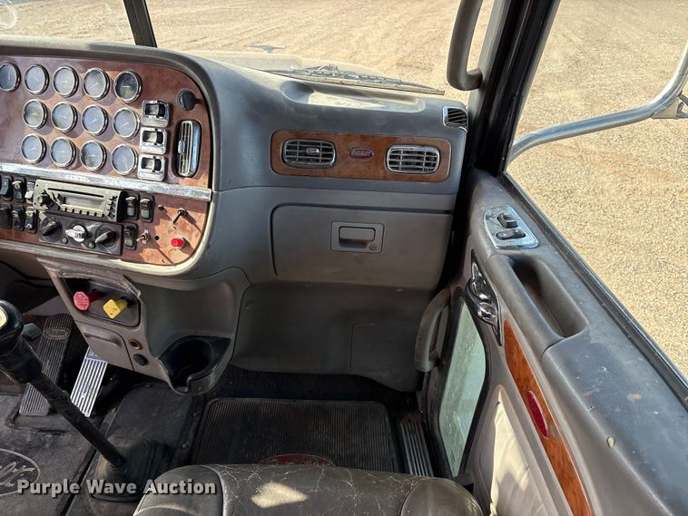 image for item EM0508 2007 Peterbilt 386 semi truck