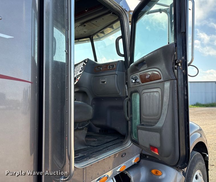 image for item EM0508 2007 Peterbilt 386 semi truck
