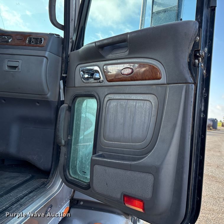 image for item EM0508 2007 Peterbilt 386 semi truck