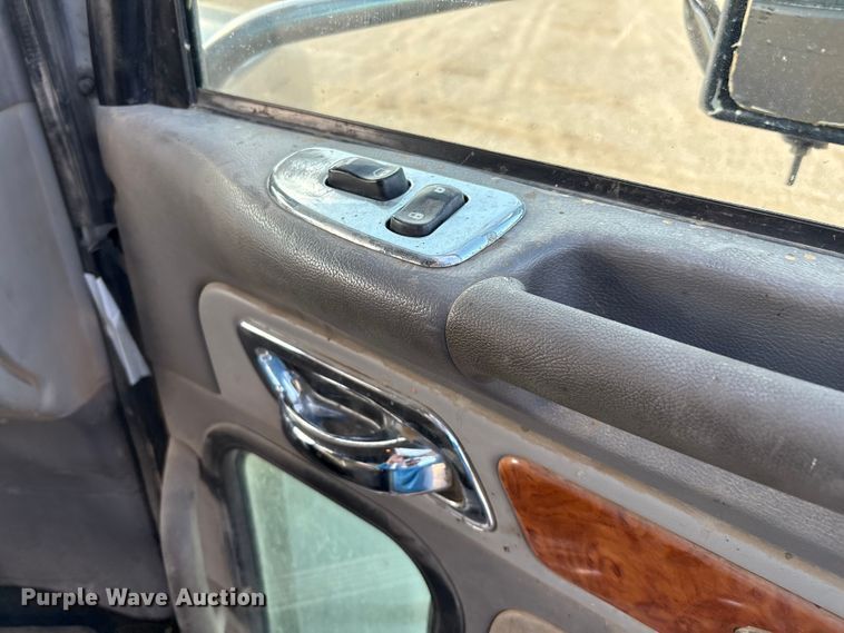 image for item EM0508 2007 Peterbilt 386 semi truck