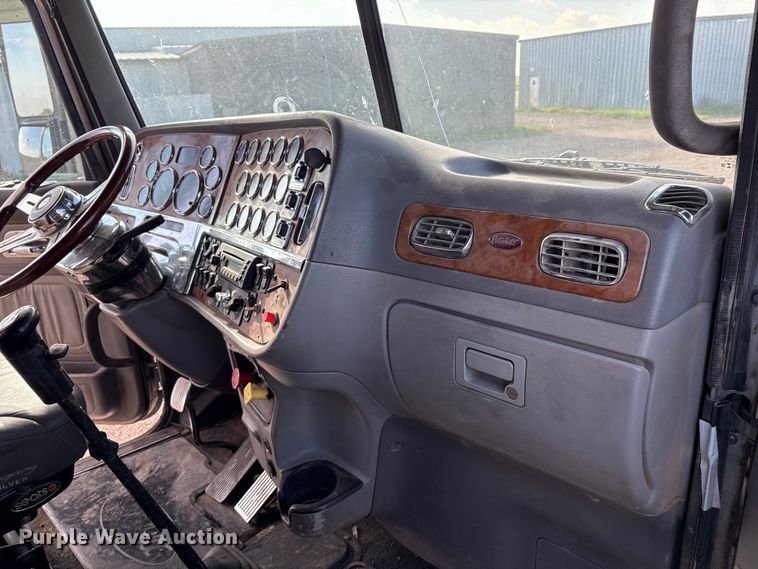 image for item EM0508 2007 Peterbilt 386 semi truck