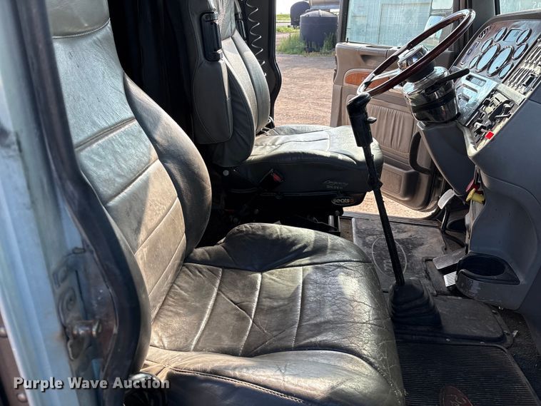 image for item EM0508 2007 Peterbilt 386 semi truck