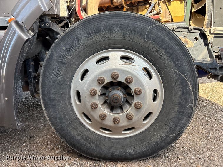 image for item EM0508 2007 Peterbilt 386 semi truck