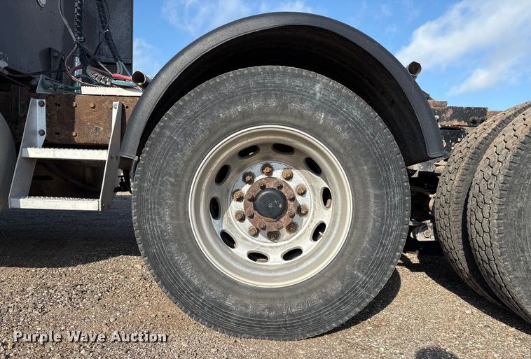 image for item EM0508 2007 Peterbilt 386 semi truck