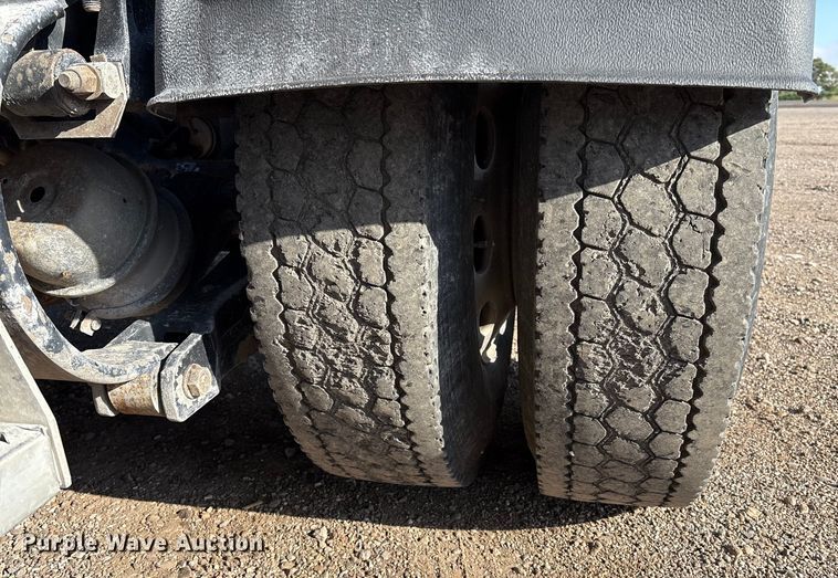 image for item EM0508 2007 Peterbilt 386 semi truck