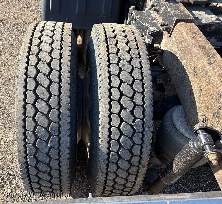 image for item EM0508 2007 Peterbilt 386 semi truck