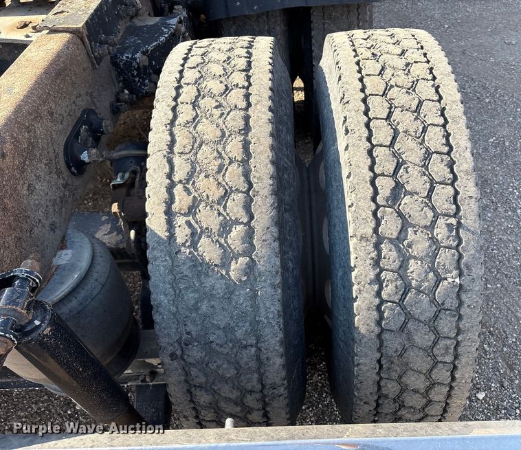 image for item EM0508 2007 Peterbilt 386 semi truck