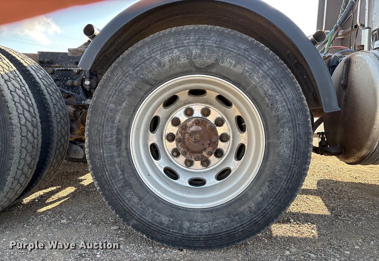 image for item EM0508 2007 Peterbilt 386 semi truck