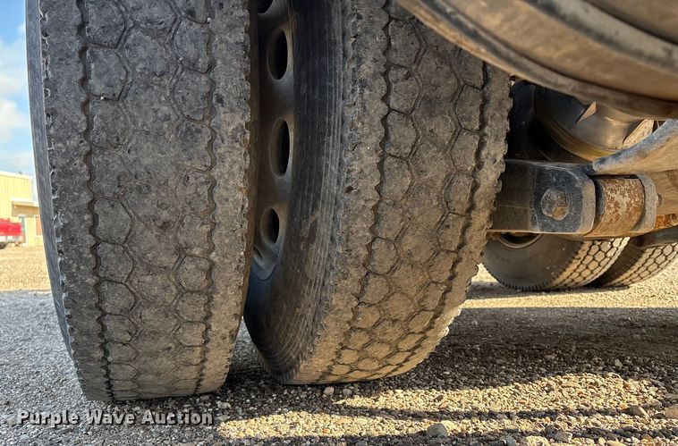 image for item EM0508 2007 Peterbilt 386 semi truck