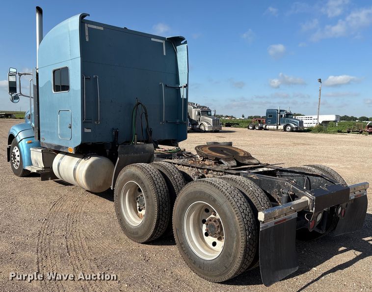 image for item EM0509 2007 Peterbilt 386 semi truck
