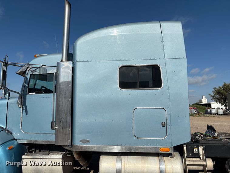 image for item EM0509 2007 Peterbilt 386 semi truck