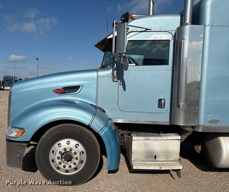 image for item EM0509 2007 Peterbilt 386 semi truck
