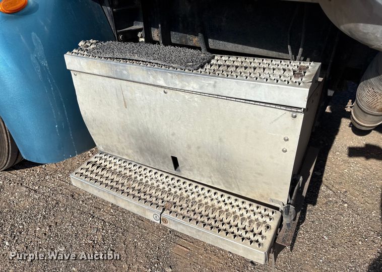 image for item EM0509 2007 Peterbilt 386 semi truck