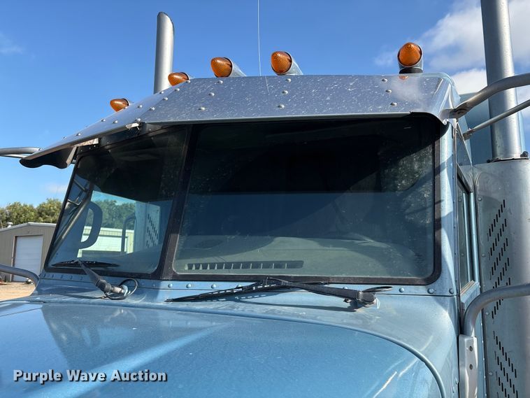 image for item EM0509 2007 Peterbilt 386 semi truck