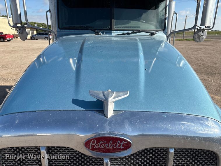 image for item EM0509 2007 Peterbilt 386 semi truck