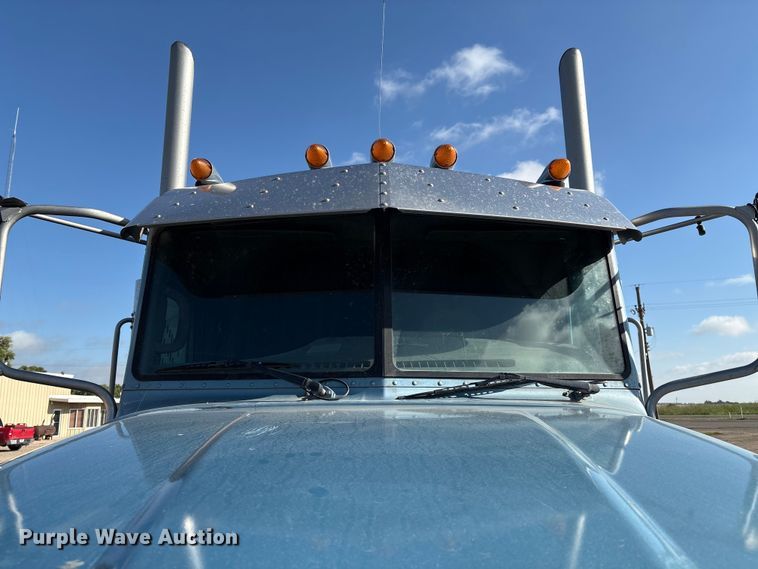 image for item EM0509 2007 Peterbilt 386 semi truck