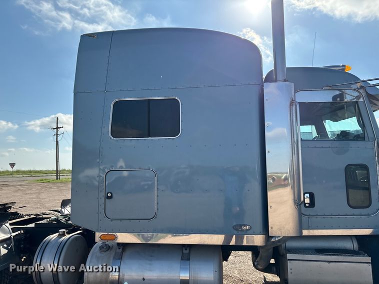 image for item EM0509 2007 Peterbilt 386 semi truck