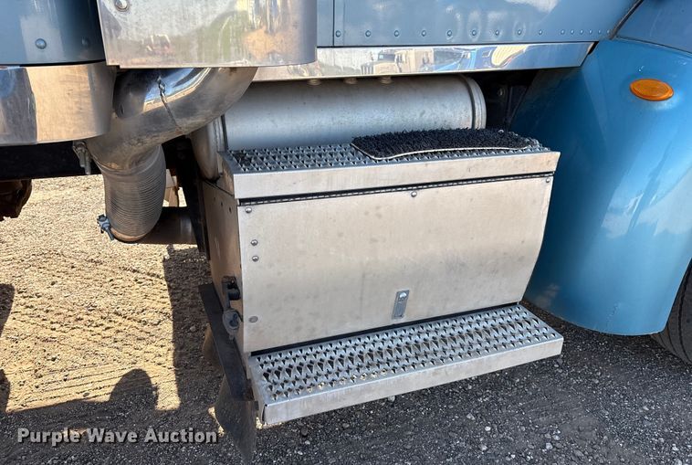 image for item EM0509 2007 Peterbilt 386 semi truck