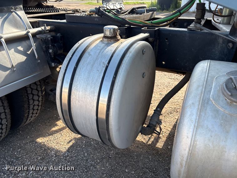 image for item EM0509 2007 Peterbilt 386 semi truck