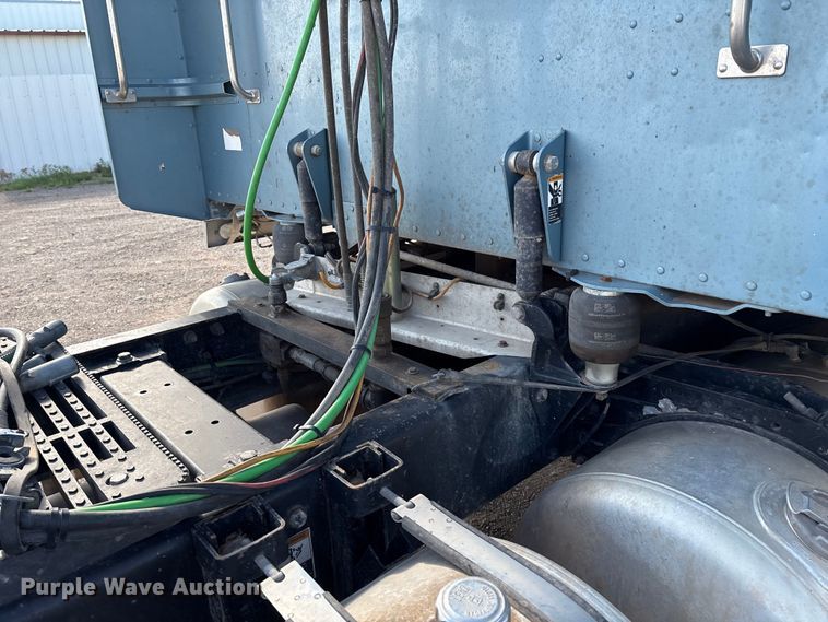 image for item EM0509 2007 Peterbilt 386 semi truck