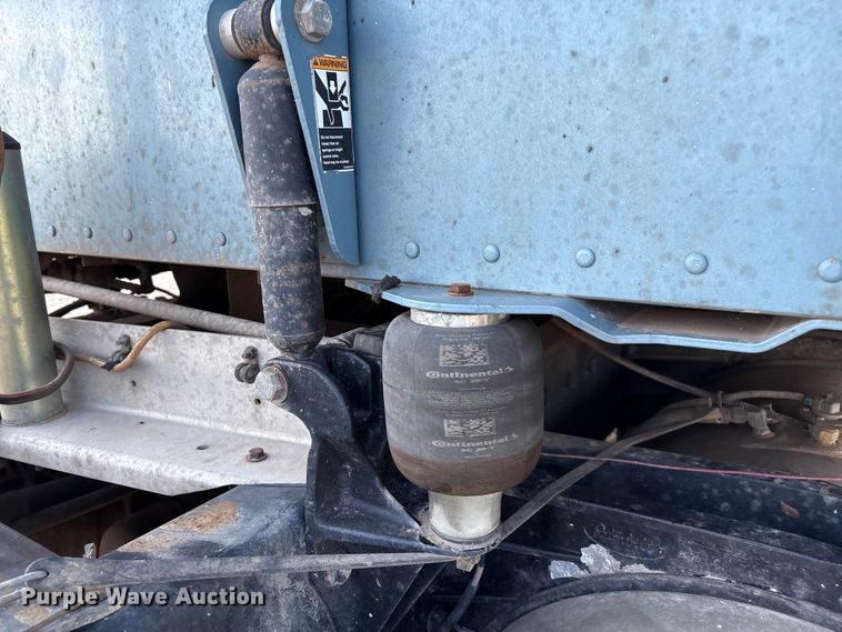 image for item EM0509 2007 Peterbilt 386 semi truck