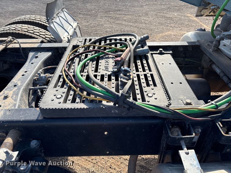 image for item EM0509 2007 Peterbilt 386 semi truck