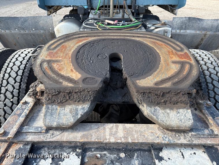 image for item EM0509 2007 Peterbilt 386 semi truck