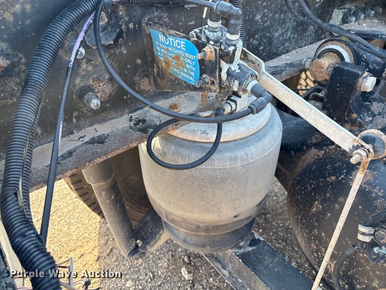 image for item EM0509 2007 Peterbilt 386 semi truck