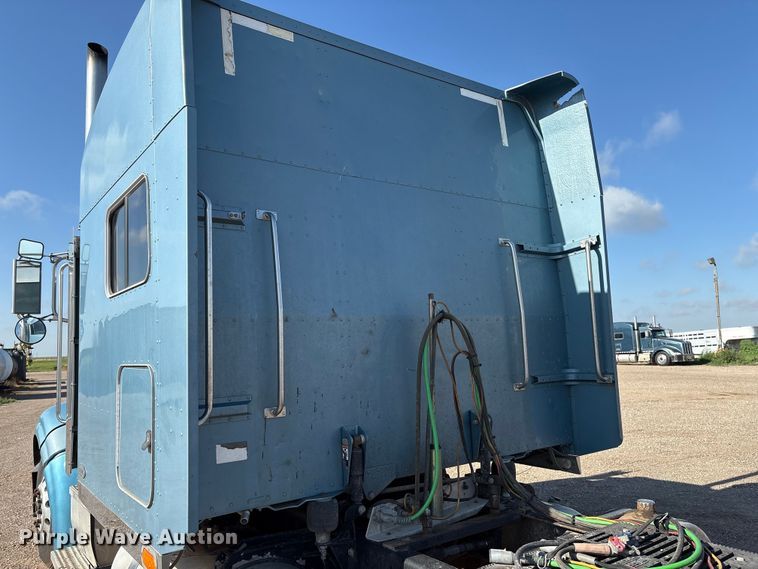 image for item EM0509 2007 Peterbilt 386 semi truck