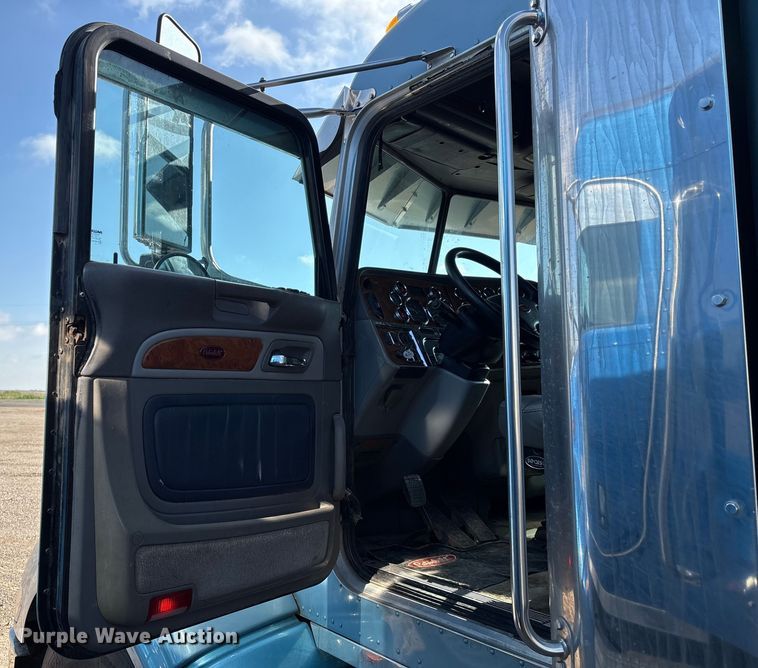 image for item EM0509 2007 Peterbilt 386 semi truck