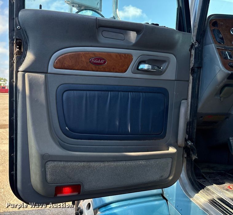 image for item EM0509 2007 Peterbilt 386 semi truck