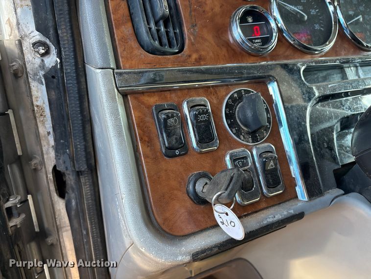 image for item EM0509 2007 Peterbilt 386 semi truck