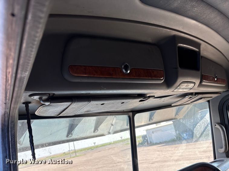 image for item EM0509 2007 Peterbilt 386 semi truck