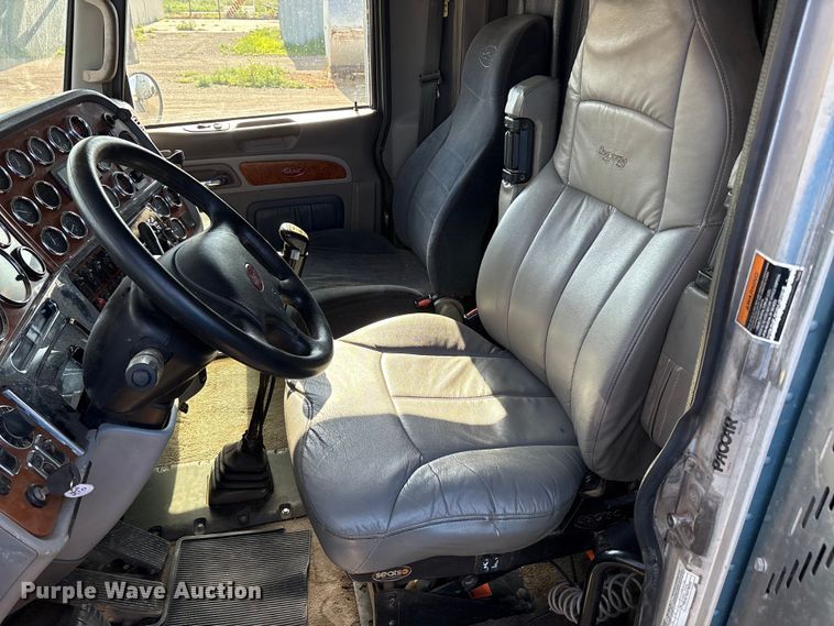 image for item EM0509 2007 Peterbilt 386 semi truck