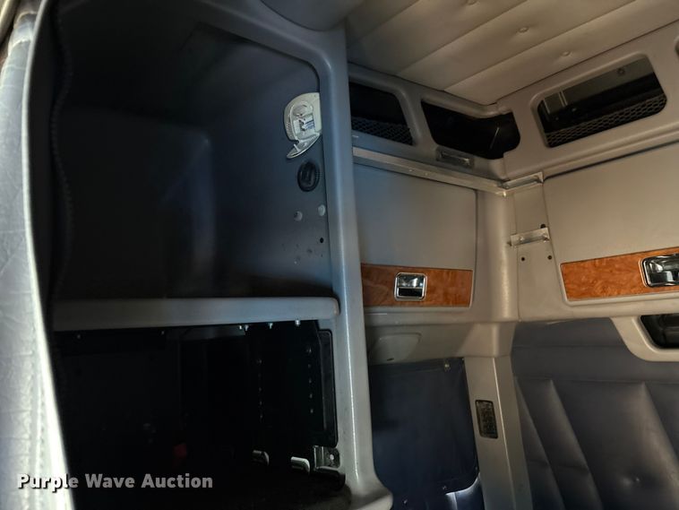 image for item EM0509 2007 Peterbilt 386 semi truck