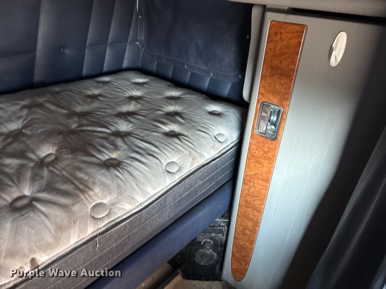 image for item EM0509 2007 Peterbilt 386 semi truck