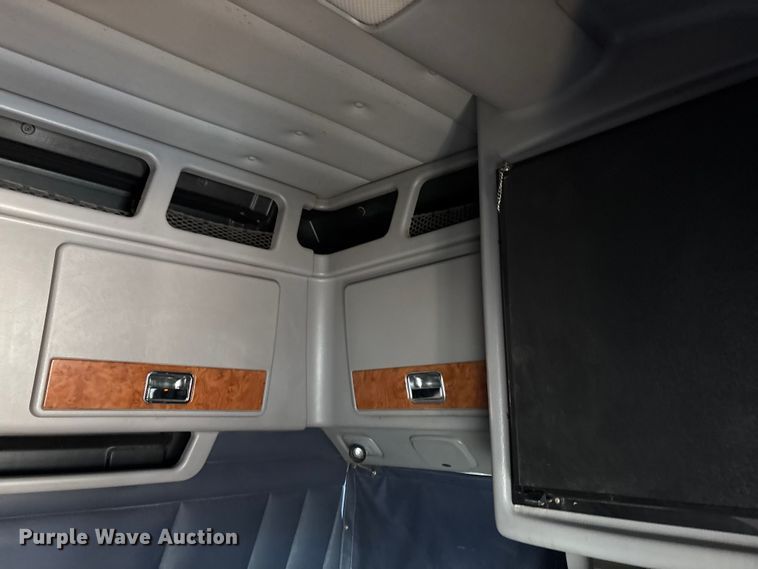 image for item EM0509 2007 Peterbilt 386 semi truck