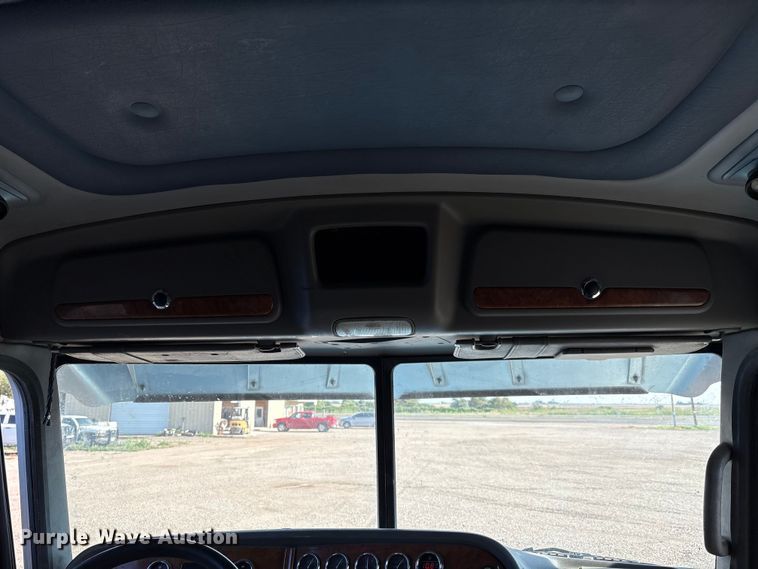 image for item EM0509 2007 Peterbilt 386 semi truck