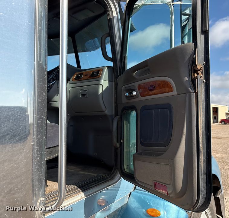 image for item EM0509 2007 Peterbilt 386 semi truck