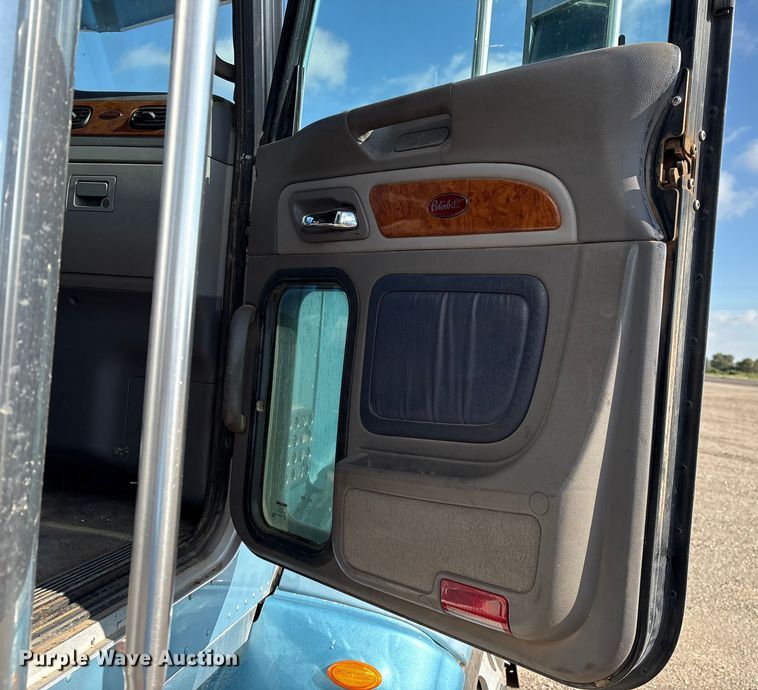 image for item EM0509 2007 Peterbilt 386 semi truck